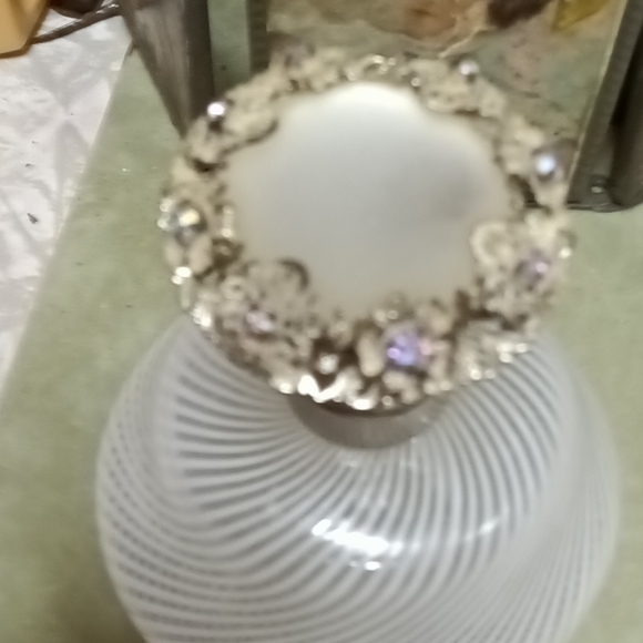 1959 DeVILBISS PERFUME ATOMIZER MURANO TORSO WHITE SWIRL ,JEWEL FILIGREE TOP - Picture 3 of 7